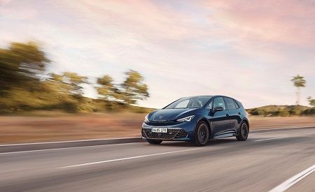 Nuevo CUPRA Born con neumáticos Bridgestone