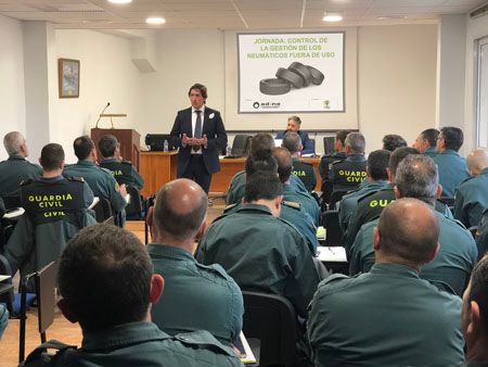 Óscar Bas y Antonio Gonzálvez Piñera con agentes del SEPRONA