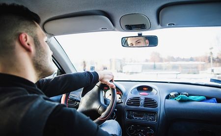 Permitir conducir a jóvenes de 16 y 17 años como en Estados Unidos