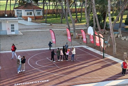Pista de baloncesto solidaria en Las Urrutias