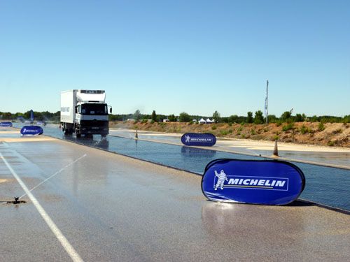 Prueba comparativa de frenada en mojado del Michelin X® Multi™ T