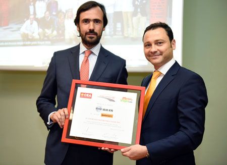 Raúl Gutiérrez de Continental entrega el premio.