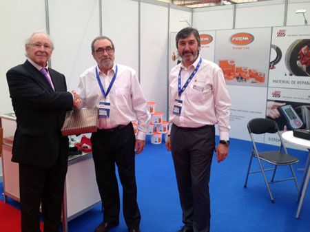 Rema Tip Top entregó una placa conmemorativa a Ramón Regueira