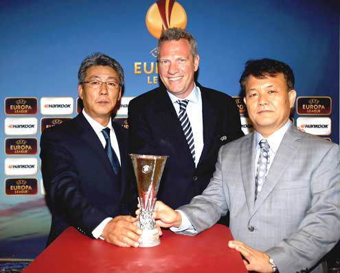 Representantes de Hankook y UEFA sellando la colaboración