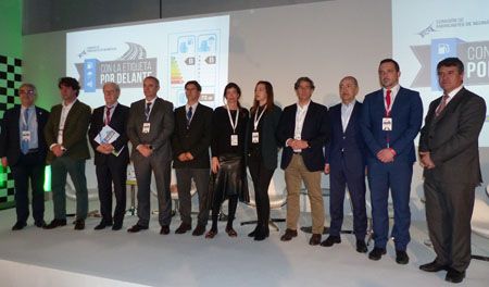 Representantes de la Comisión de Fabricantes de Neumáticos, GIPA, ANFEL, OPEN, Faconauto y RACE