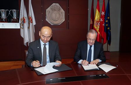 Sanghoon Lee y Florentino Pérez