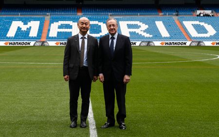 Sanghoon Lee y Florentino Pérez