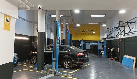 Se ubica en la calle Antoni Forrellad, 38, Bajo