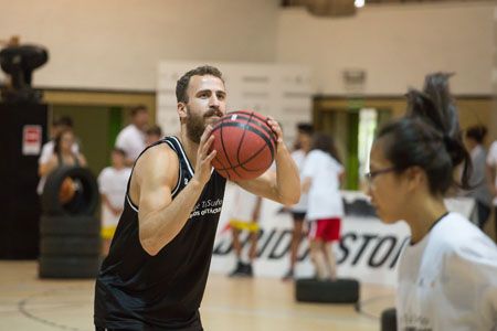 Sergio Rodríguez jugando con los chicos y chicas de la 'Bridgestone AllStar'