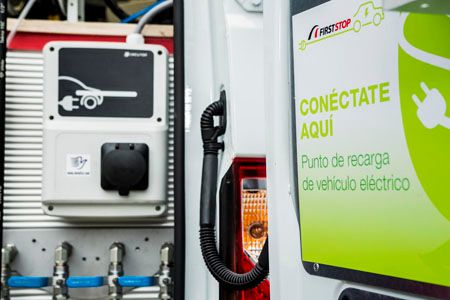 Servicio móvil con estación de carga para vehículos eléctricos/híbridos