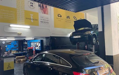 Situado en Plaza de Castilla (C/ Núñez Morgado, 2)