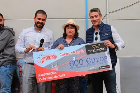 Sorteos y premios en la inauguración de Neumáticos Abel Sanz