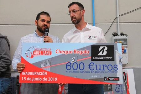 Sorteos y premios en la inauguración de Neumáticos Abel Sanz