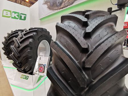 Stand de BKT y SAn José Neumáticos