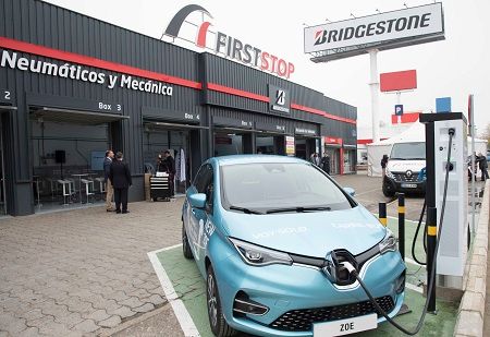 Taller de First Stop con punto de recarga
