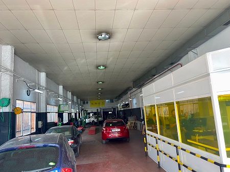 Tiene 5 elevadores destinados a la reparación y mantenimiento de coches