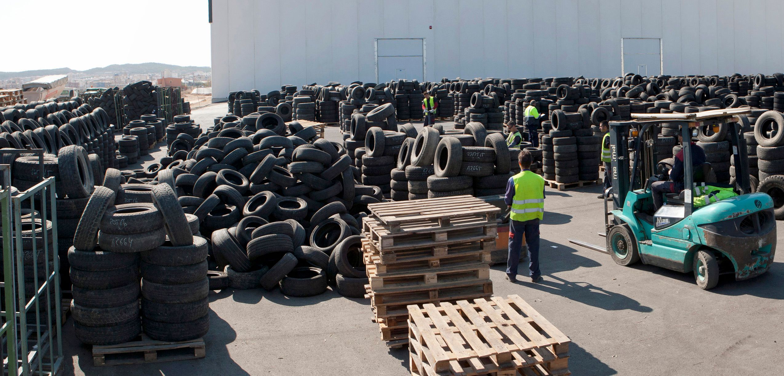 TNU garantiza y cumple la recogida de neumáticos fuera de uso en Canarias