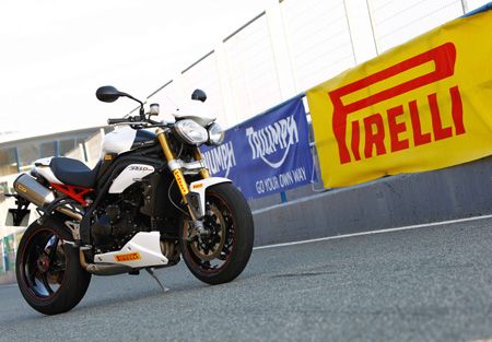 Triumph Speed Triple R incorpora los Pirelli Diablo Supercorsa