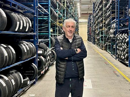 Txomin Castillo durante la visita al almacén