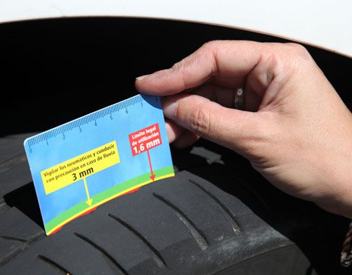 Un 15% de coches circula con menos de la profundidad requerida