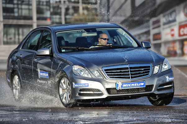 Vehículo con neumáticos Michelin en un test en mojado